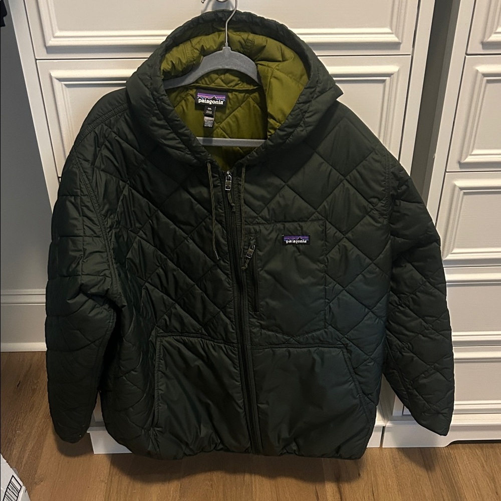 Patagonia Men’s Quilted Hooded Puffer — Dark Olive with Lime Lining NWOT